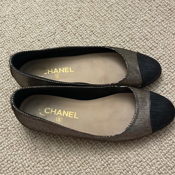 Beautiful gold with black toe ballet flats size 38.5. Excellent condition. - Picture 1 of 4